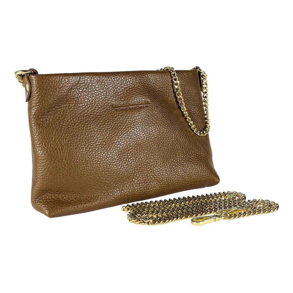 RB1012CK | Women's Flat Shoulder Bag in Genuine Leather Made in Italy with handle and removable metal shoulder strap. Attachments with shiny gold snap hooks - Caramel color - Dimensions: 26 x 17 x 5 cm