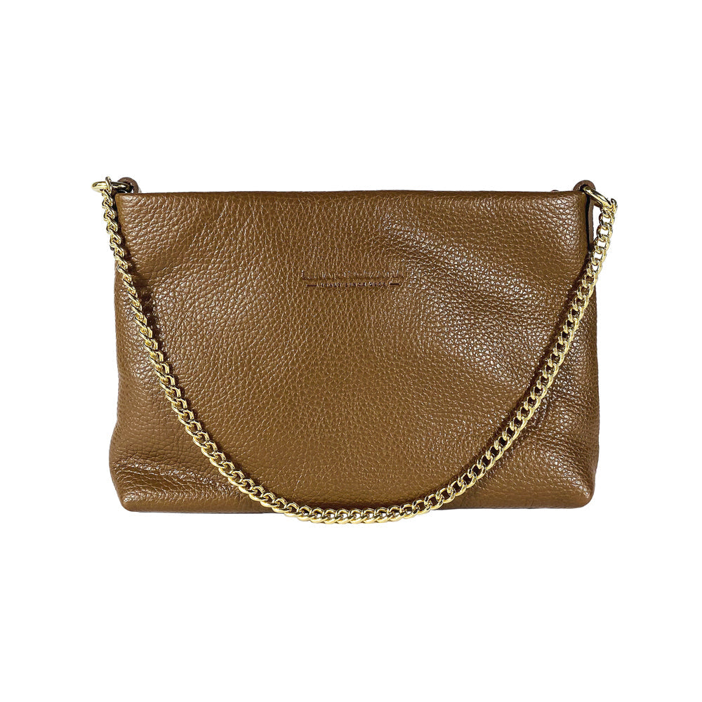 RB1012CK | Women's Flat Shoulder Bag in Genuine Leather Made in Italy with handle and removable metal shoulder strap. Attachments with shiny gold snap hooks - Caramel color - Dimensions: 26 x 17 x 5 cm