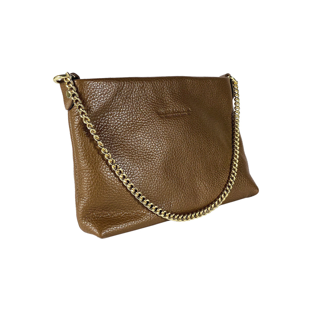 RB1012CK | Women's Flat Shoulder Bag in Genuine Leather Made in Italy with handle and removable metal shoulder strap. Attachments with shiny gold snap hooks - Caramel color - Dimensions: 26 x 17 x 5 cm
