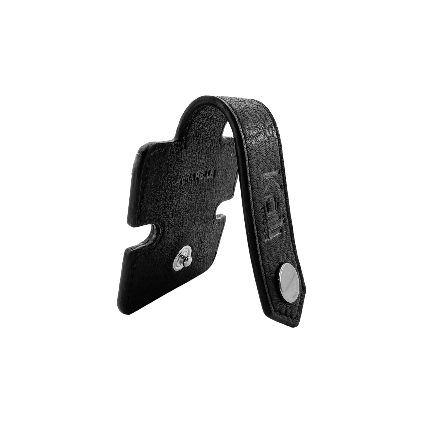 K0019AB | Cable reel in full-grain genuine leather with a light grain. Black. Snap button closure. Closed dimensions: 6x6x1 cm. Packaging: Rigid gift box with bottom/lid
