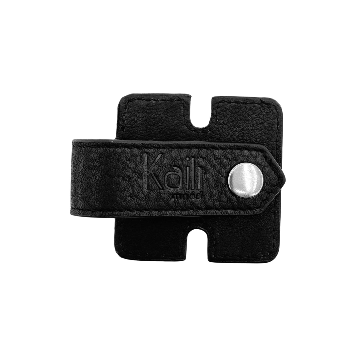 K0019AB | Cable reel in full-grain genuine leather with a light grain. Black. Snap button closure. Closed dimensions: 6x6x1 cm. Packaging: Rigid gift box with bottom/lid