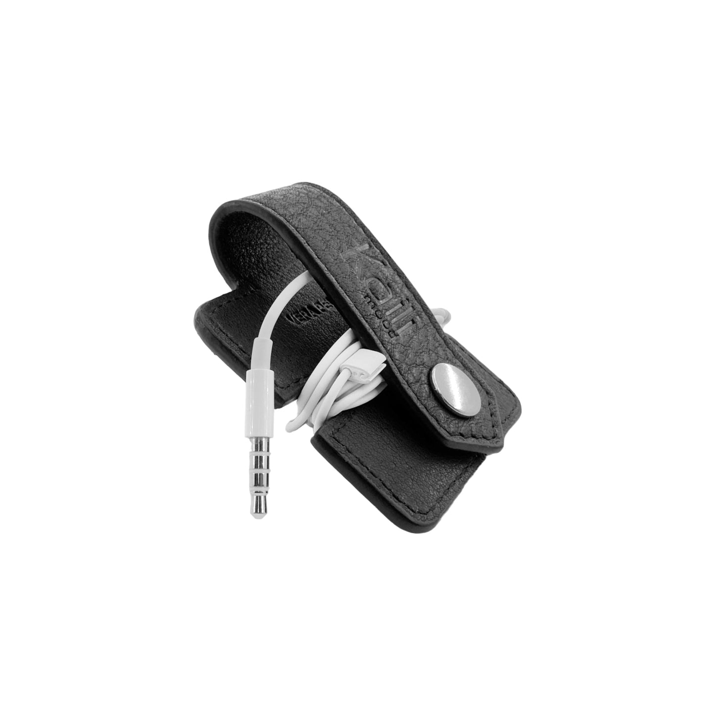 K0019AB | Cable reel in full-grain genuine leather with a light grain. Black. Snap button closure. Closed dimensions: 6x6x1 cm. Packaging: Rigid gift box with bottom/lid