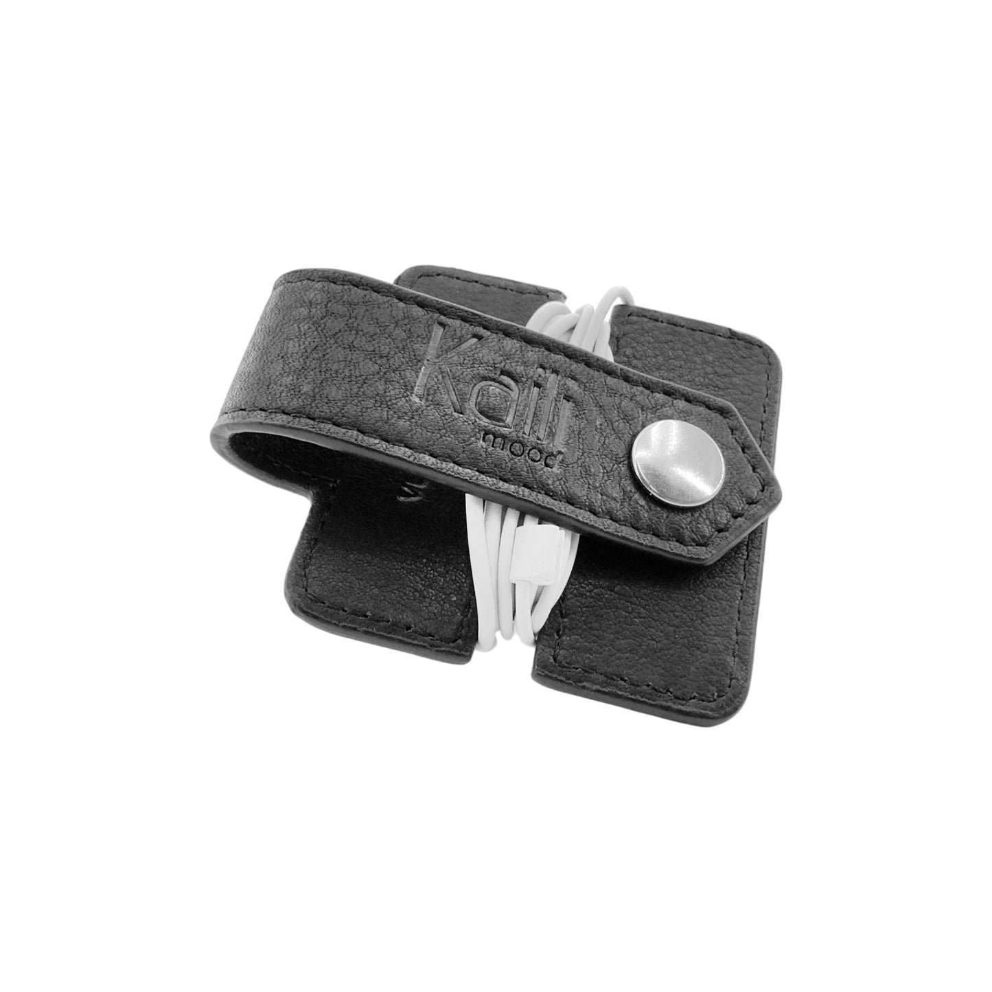 K0019AB | Cable reel in full-grain genuine leather with a light grain. Black. Snap button closure. Closed dimensions: 6x6x1 cm. Packaging: Rigid gift box with bottom/lid