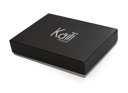 K10304AB | Portafogli Uomo in Vera Pelle pieno fiore, grana dollaro. Colore Nero. Tasca p/monete. Dimensioni da chiuso: cm 12,5 x 9,3 x 1. Confezione: Gift Box rigido fondo/coperchio